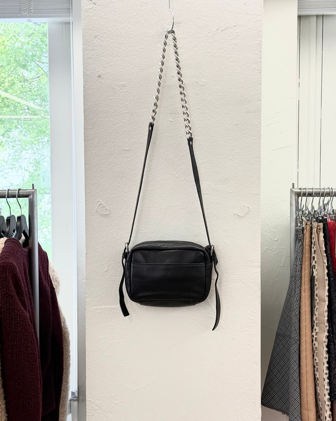 엠엠식스 블랙 체인스트랩 크로스 바디 백 상품이미지1