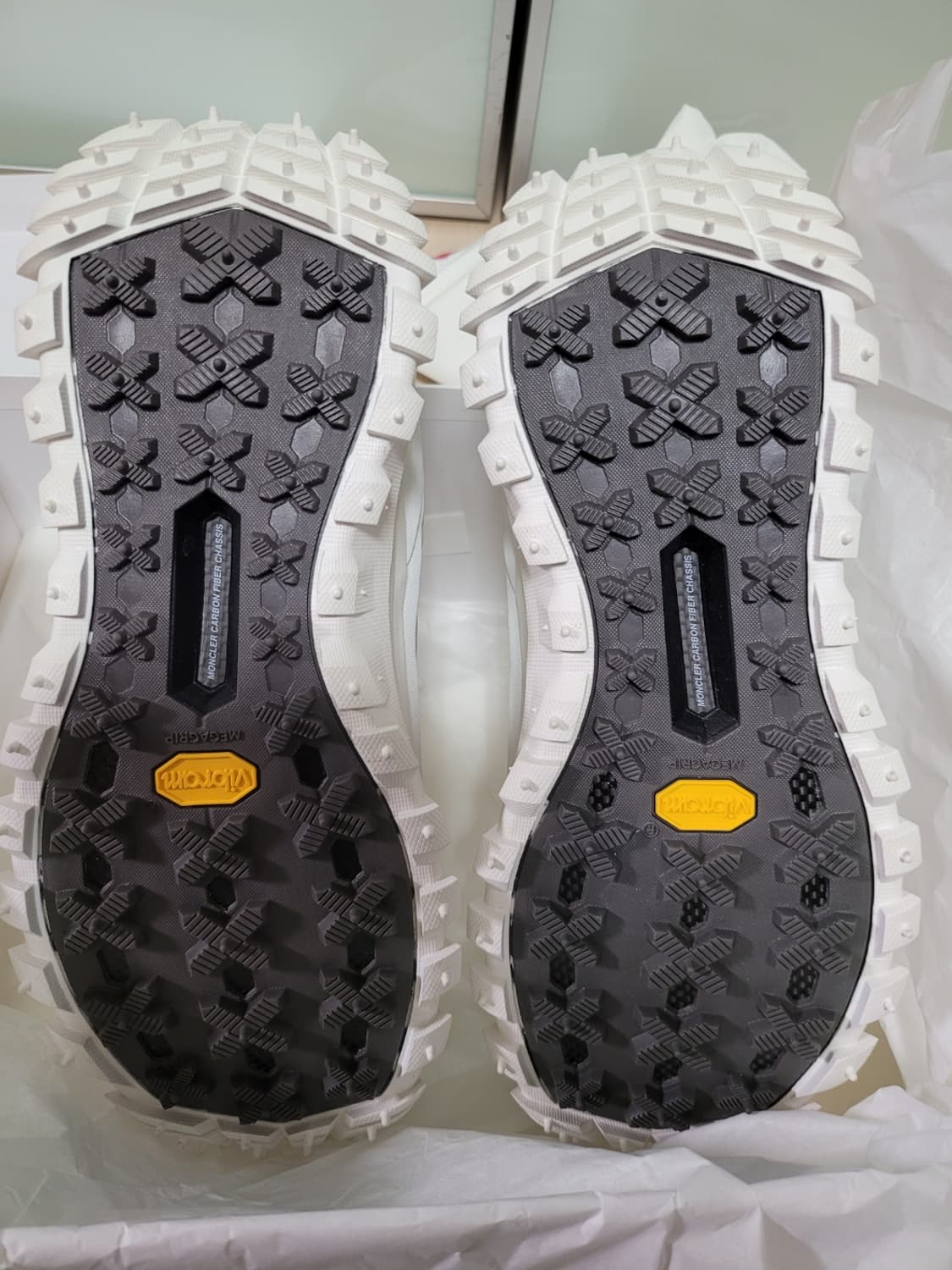 도시의 일상부터 설산의 정점까지, 몽클레르 트레일그립 GTX 화이트 상품이미지5