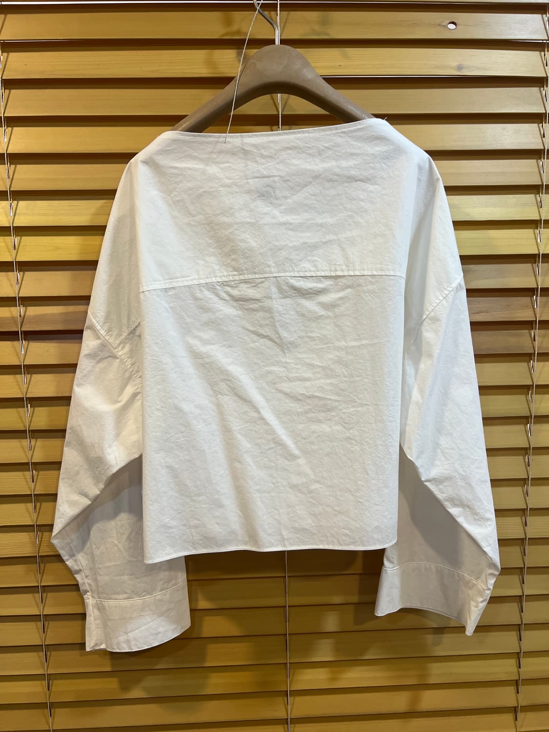 프릭 FRIC 여성 아이보리  크롭블라우스 오버핏블라우스 상품이미지3