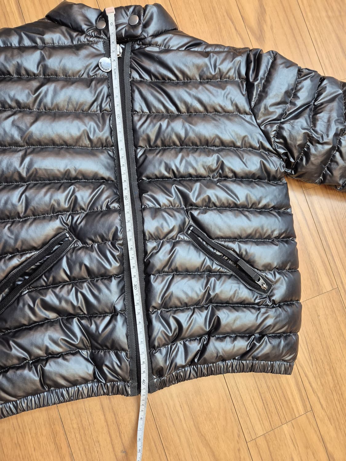 봉포인트 블랙 색상 경량 패딩입니다. 겉감은 폴리에스터 100% 소재로  상품이미지3