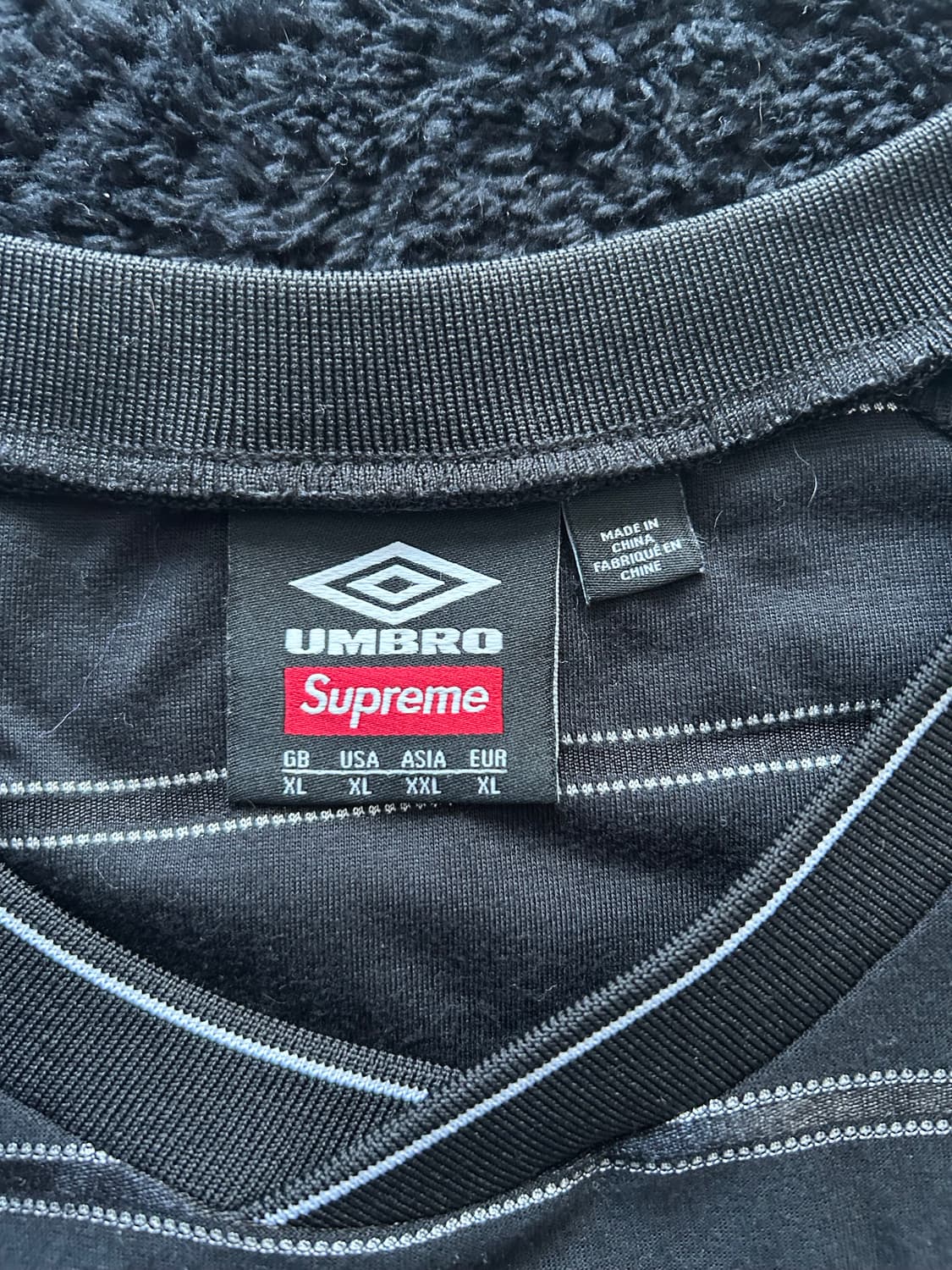 슈프림 x 엄브로 스트라이프 사커 저지 블랙 - 25SS 상품이미지2