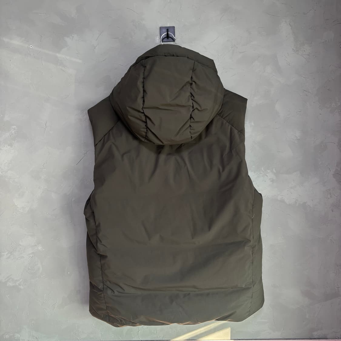 데상트 덕다운 패딩조끼 카키 상품이미지4