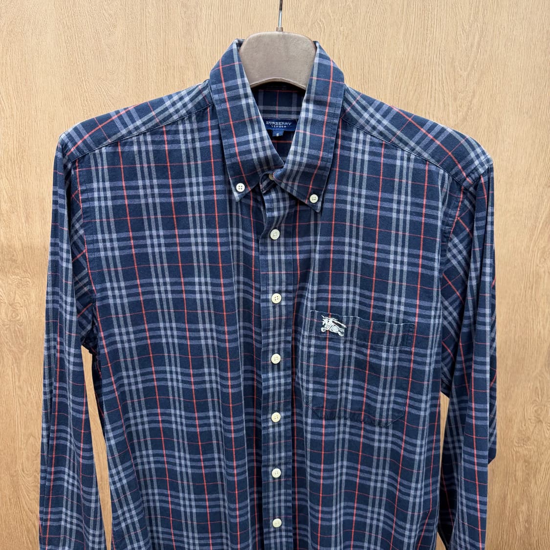버버리 런던 코튼 긴팔 셔츠 클래식 체크 패턴 로고 자수 디테일 네이비 상품이미지4
