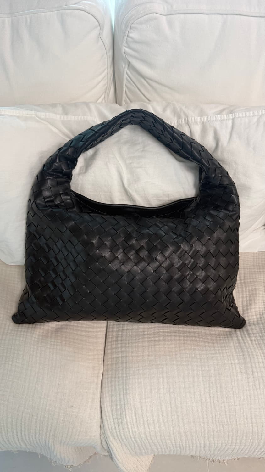 보테가베네타 홉 스몰 블랙 2회 단시간 착용 정가 654만원 상품이미지5