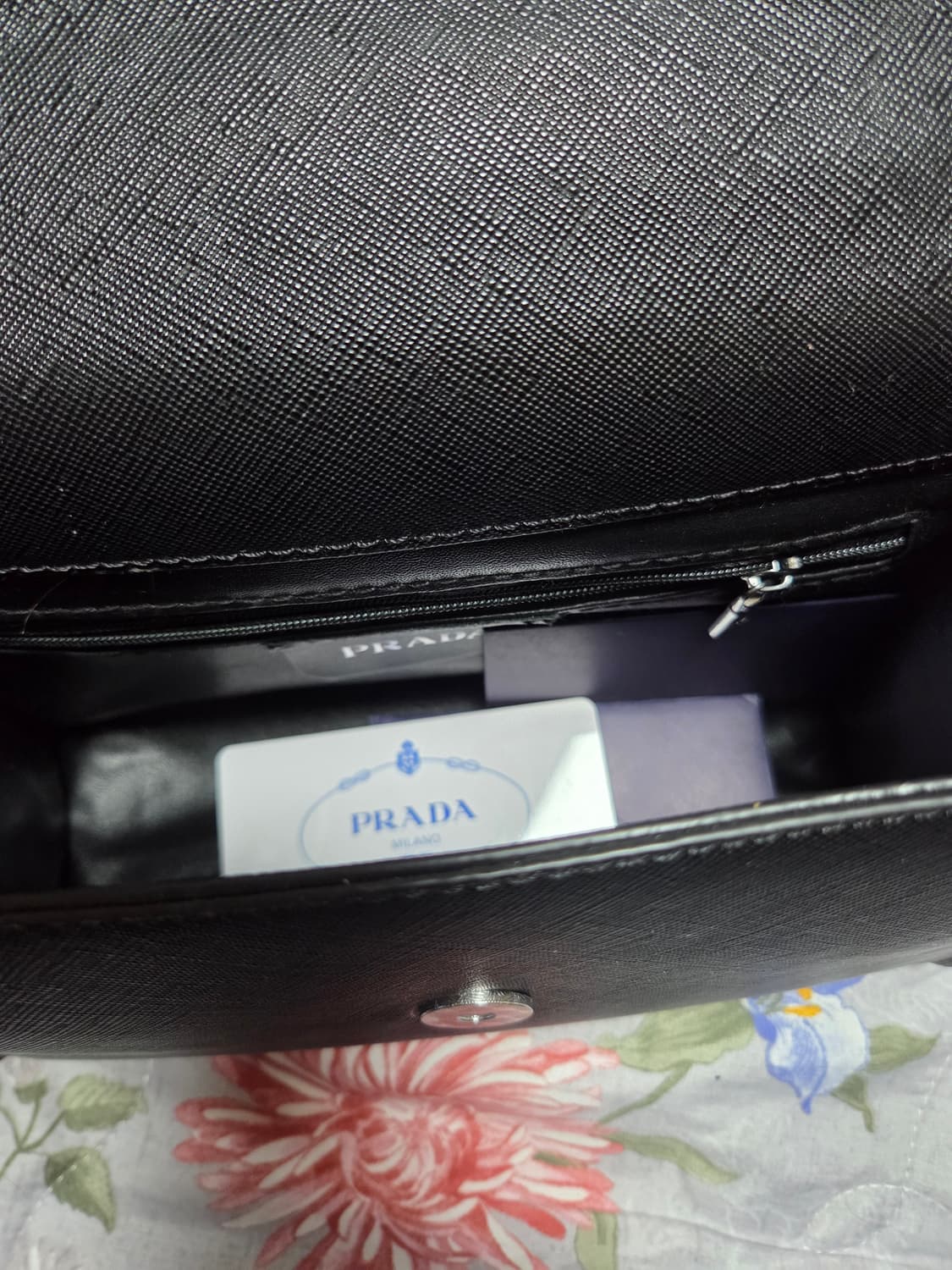 삼각 은장로고 사피아노 크로스백 블랙 상품이미지8