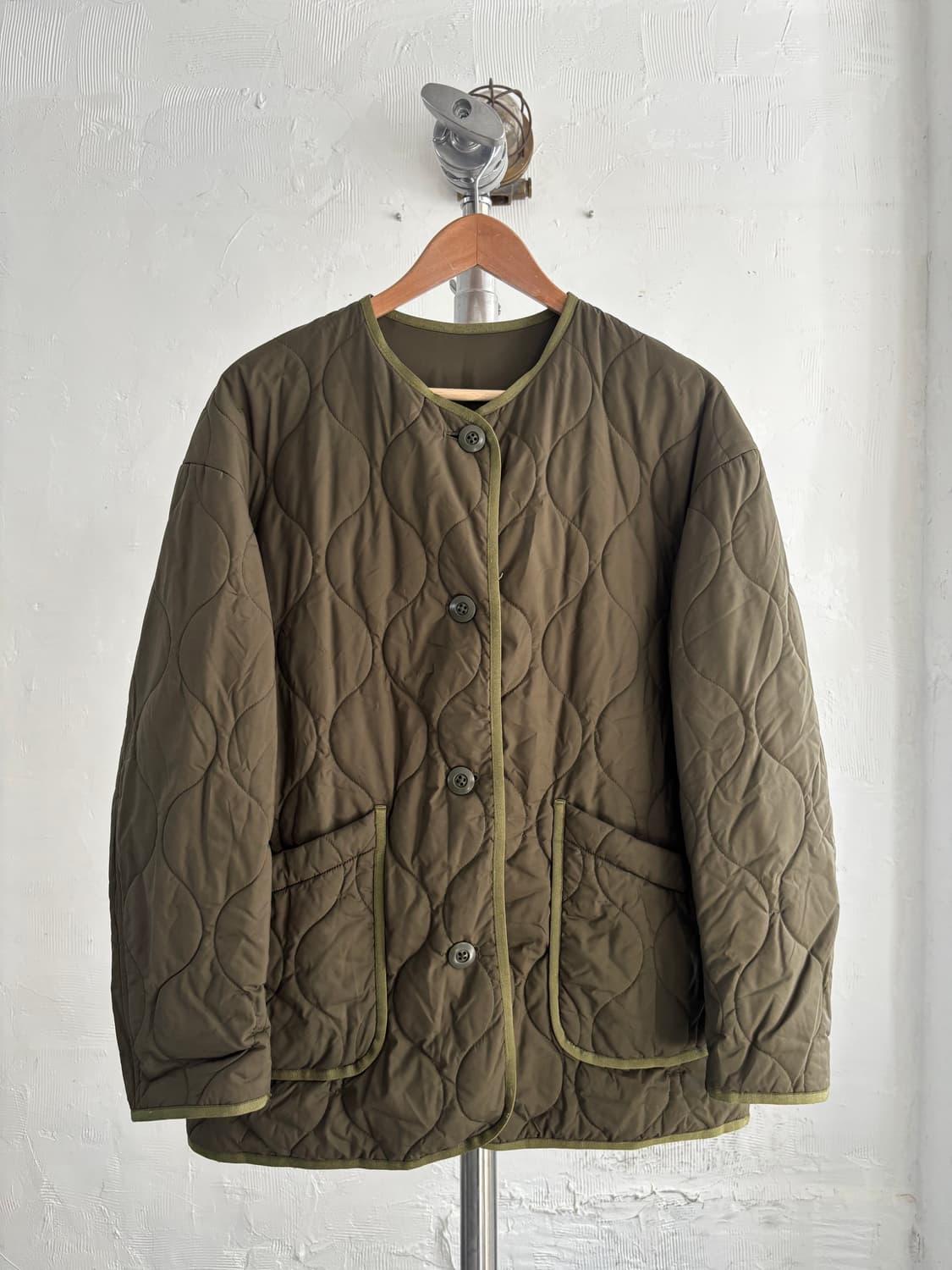 Pilgrim 필그림 카키 퀄팅 논카라 자켓  상품이미지1