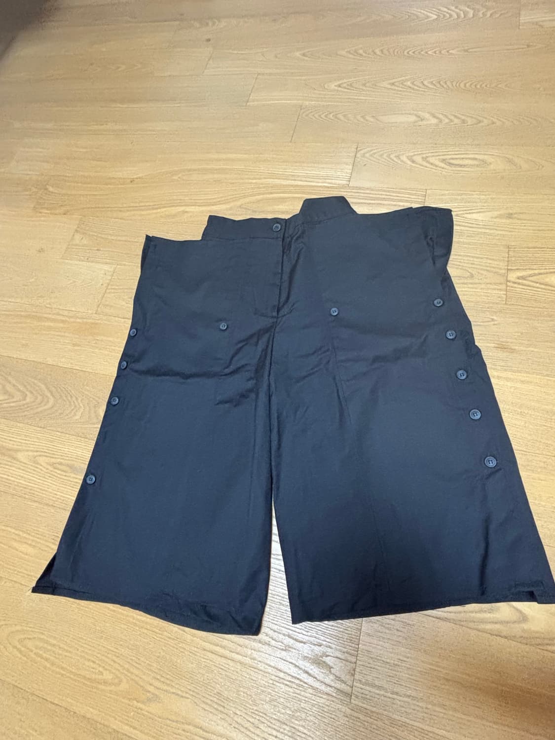 블랙 여성 와이드버뮤다 버튼 팬츠 상품이미지1