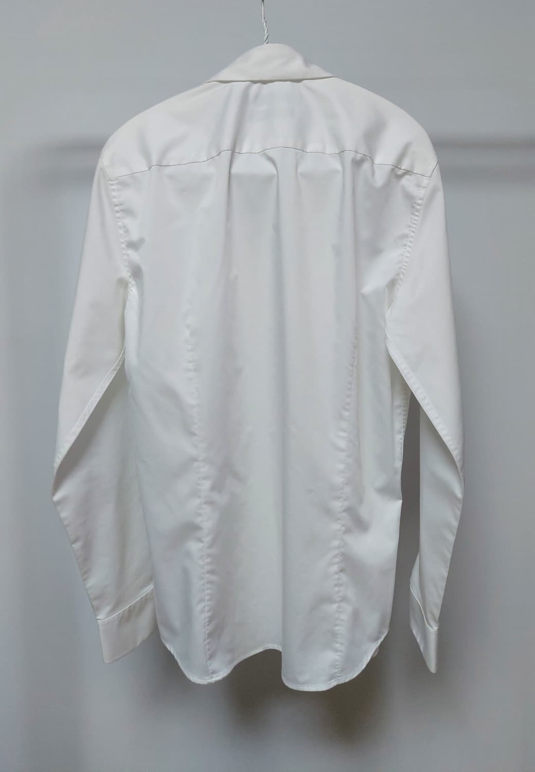 지오송지오 화이트 솔리드 Cut Away 카라 베이직 셔츠(95)

 상품이미지2