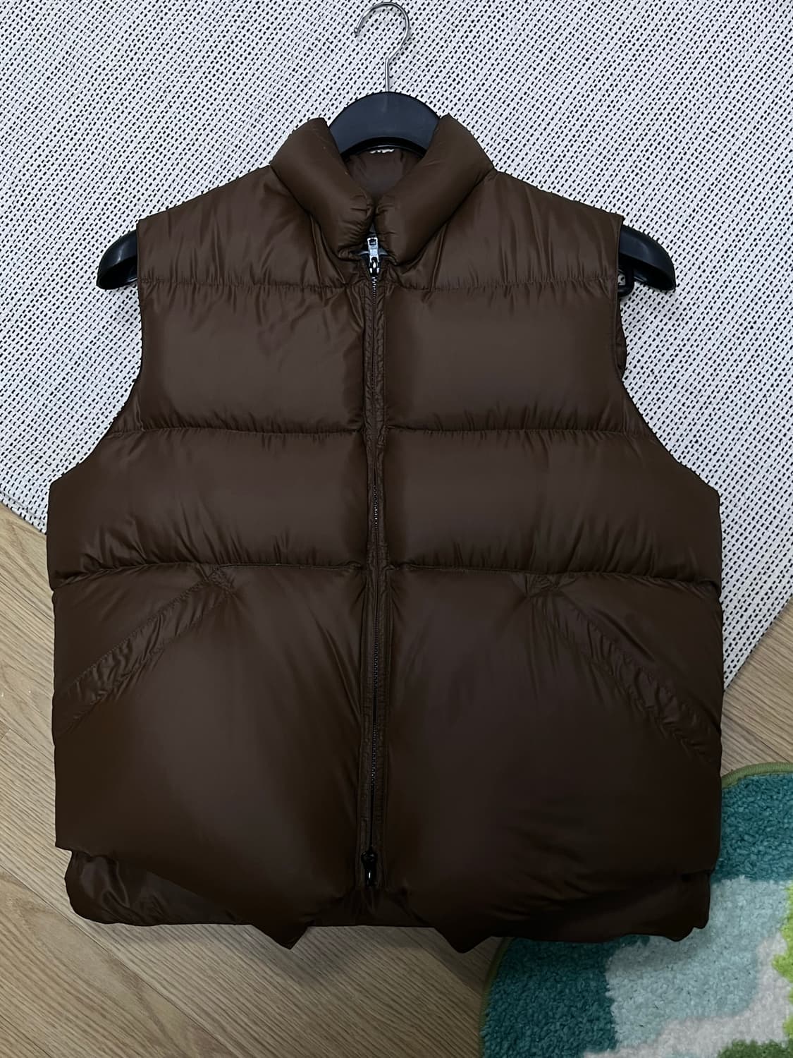 [L] 크레센트다운웍스 구스 다운 베스트 브라운 상품이미지1