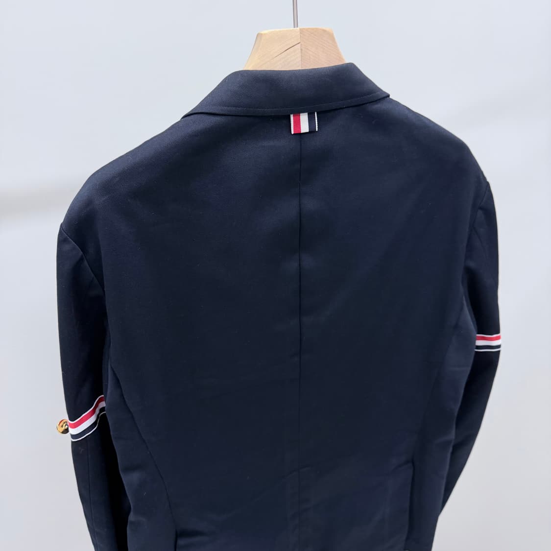 [S+급/4] 톰브라운 암밴드 금장 블레이저 자켓 정장 네이비 상품이미지6