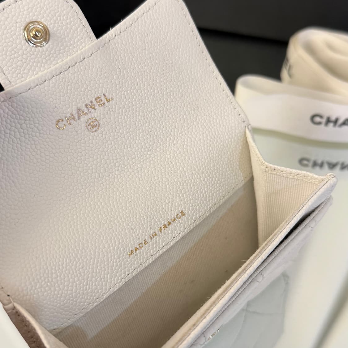 샤넬 클래식 캐비어 카드 홀더 그레인드 카프스킨 & 골드 메탈 화이트  상품이미지8