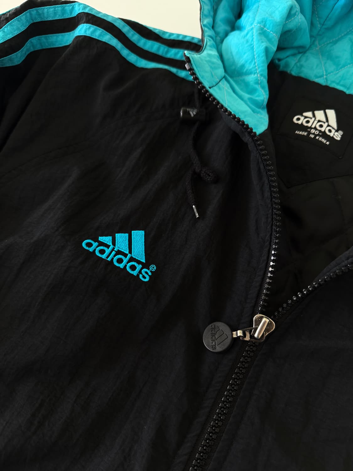 아디다스 90‘s 루즈핏 네이비 하늘 배색 누빔 후드 점퍼 상품이미지5