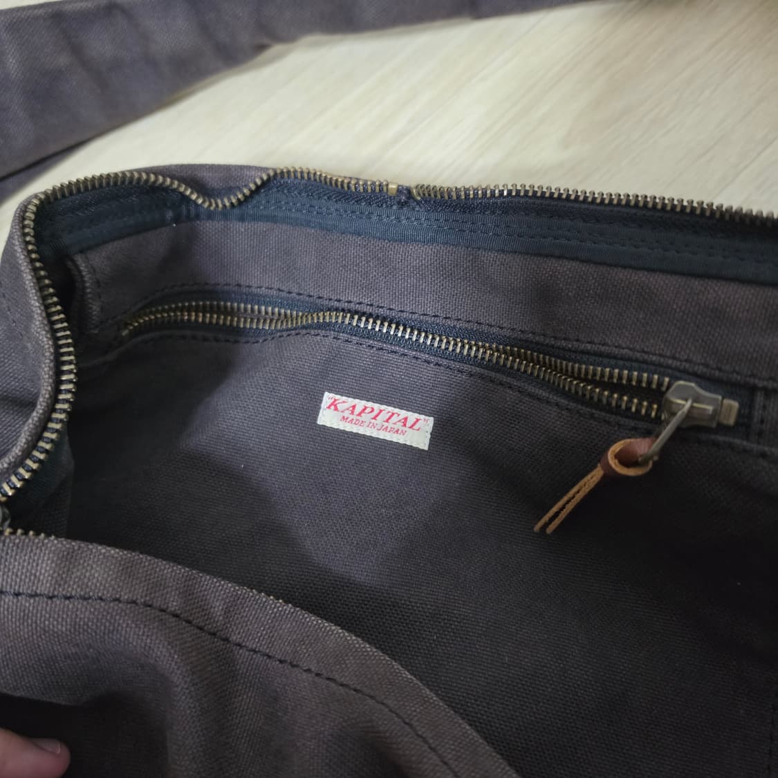 캐피탈 스너프킨백 블랙(브라운) 상품이미지3