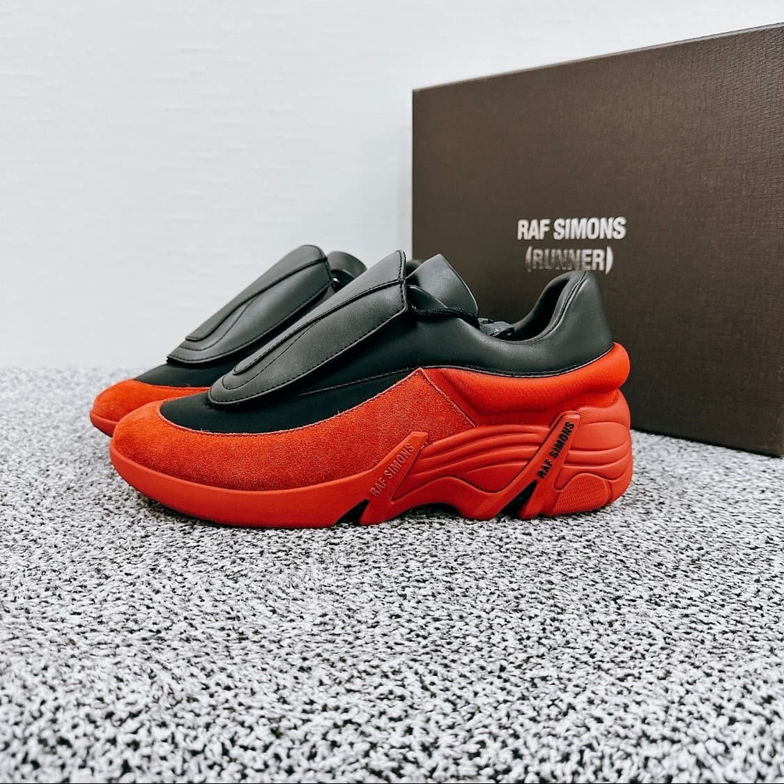 라프 시몬스 남성 블랙 레드 ANTEI 스니커즈   상품이미지2