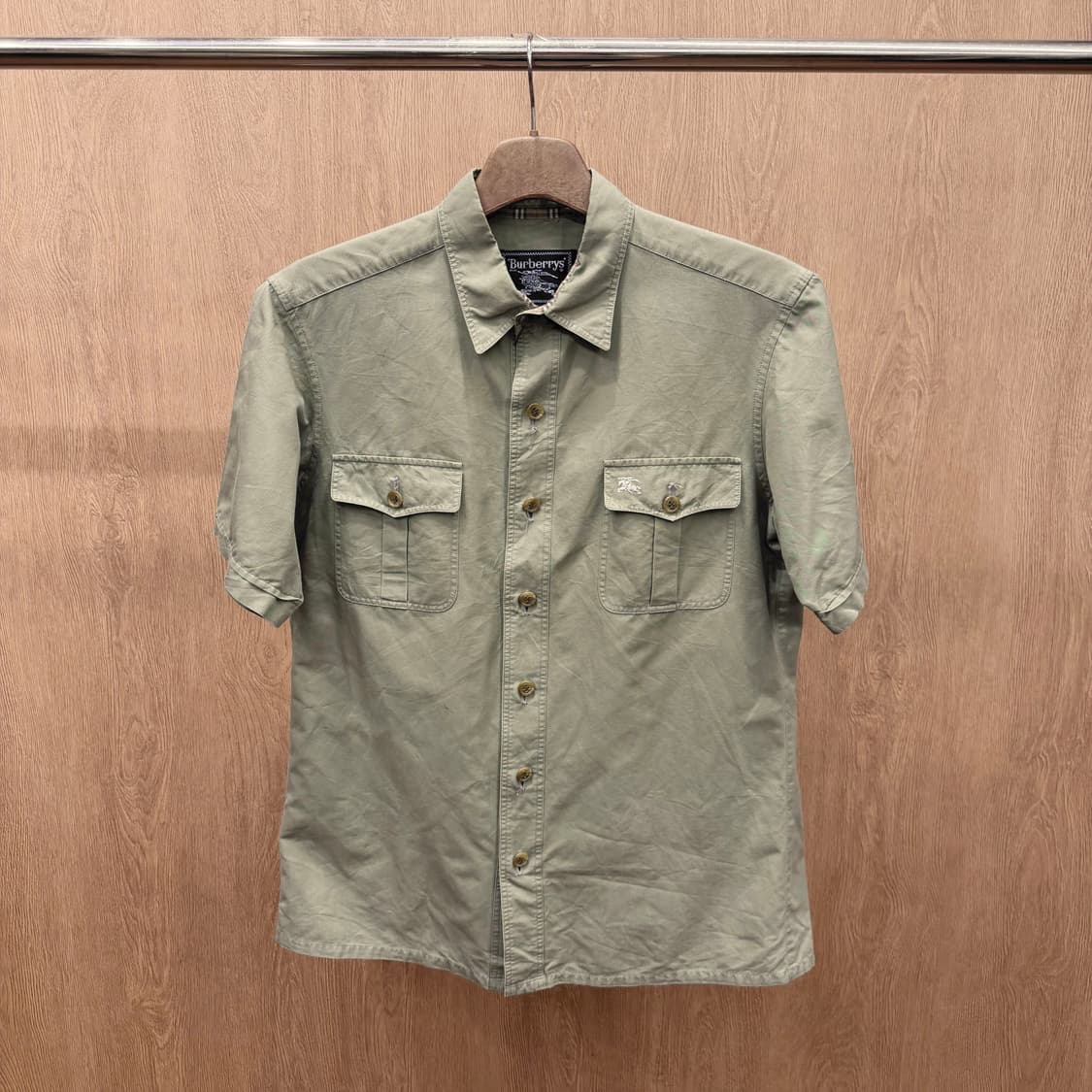 버버리 코튼 반팔 셔츠 플랩 포켓 로고 자수 디테일 레귤러핏 카키 상품이미지2