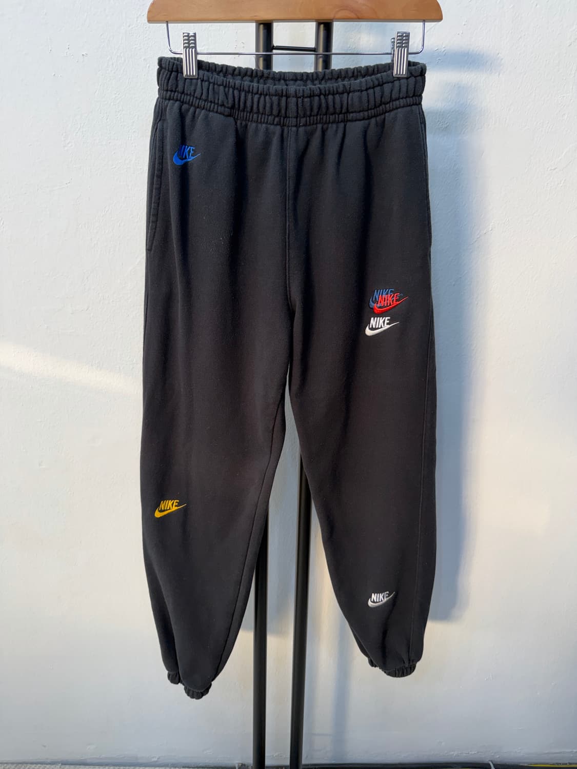정품) 나이키 블랙 컬러 자수 로고 스웻팬츠 M 상품이미지1