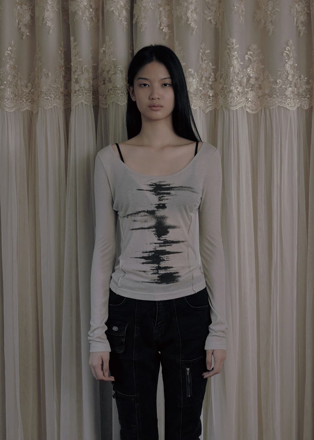 보헤미안서울 노이즈 프린티드 라인 롱 슬리브 베이지 상품이미지1