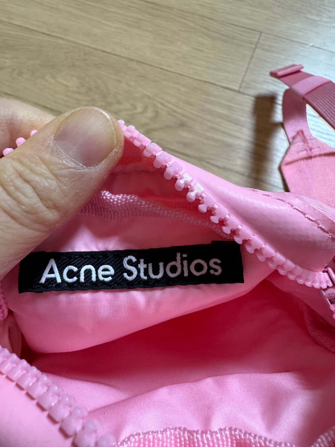 아크네 스튜디오 페이스 로고 핑크 스몰 숄더백 상품이미지8