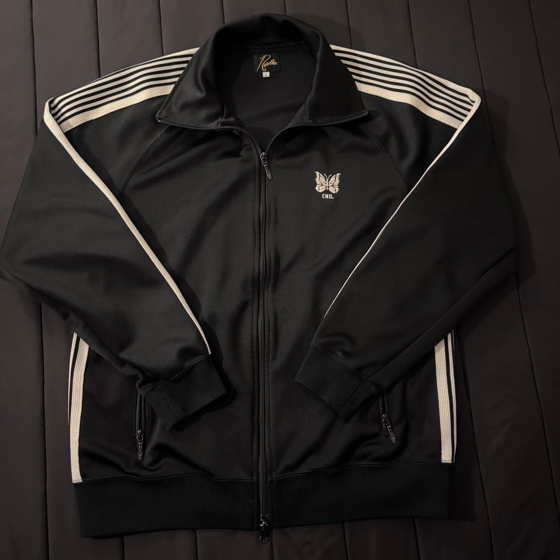 니들스 X END 트랙탑 L 상품이미지1