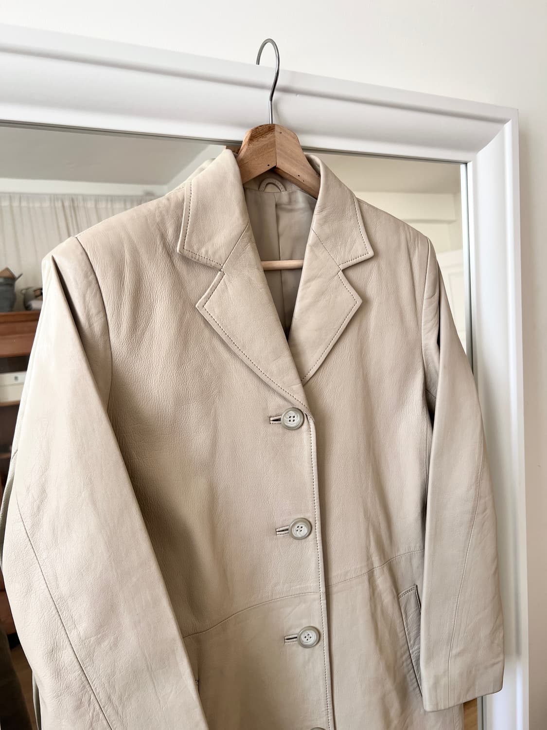 크림 아이보리 램스킨 레더 코트 상품이미지3