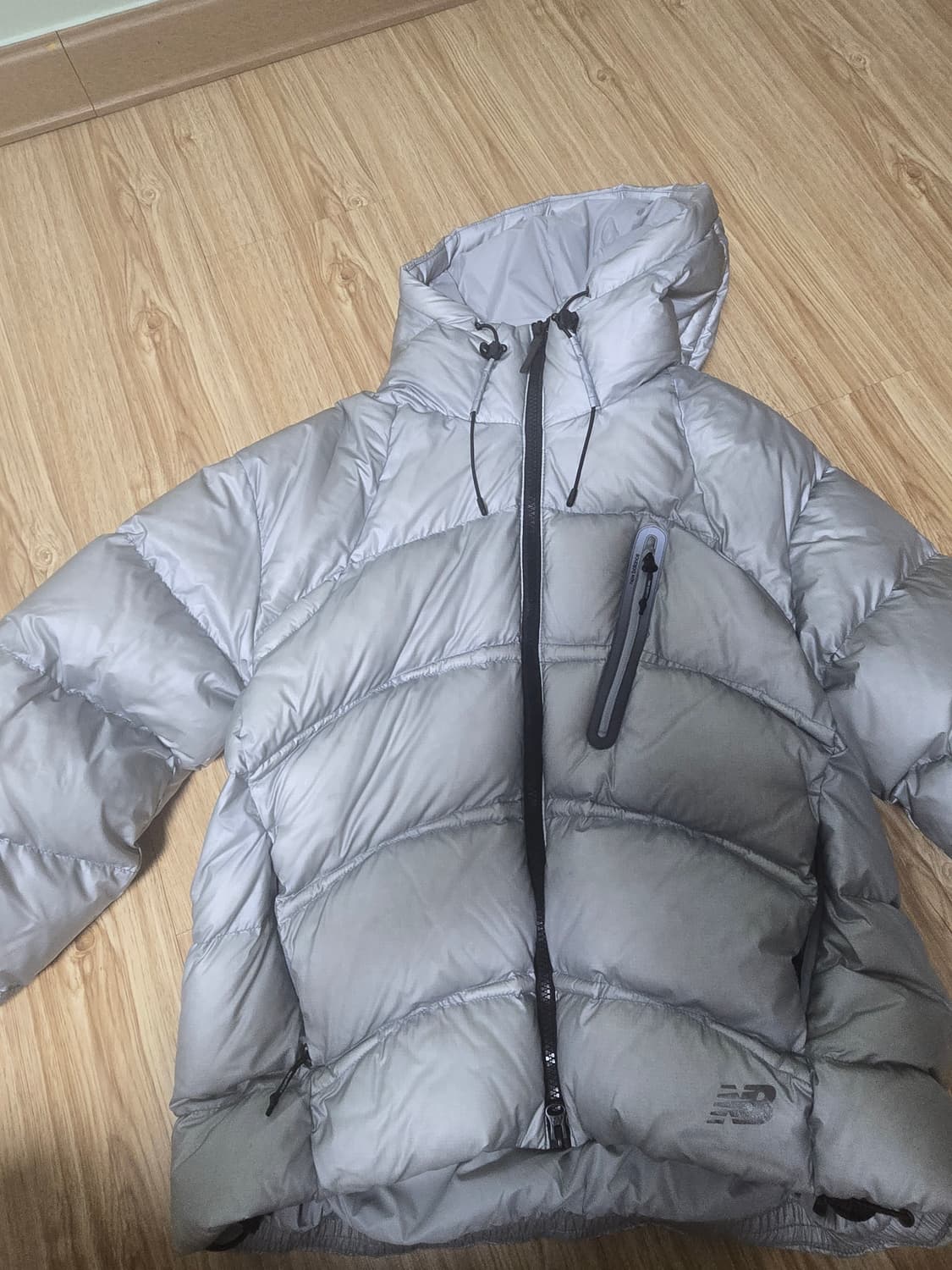 뉴발란스 플라잉 77 슈퍼라이트 후드 헤비 구스 다운 라이트 그레이 상품이미지7