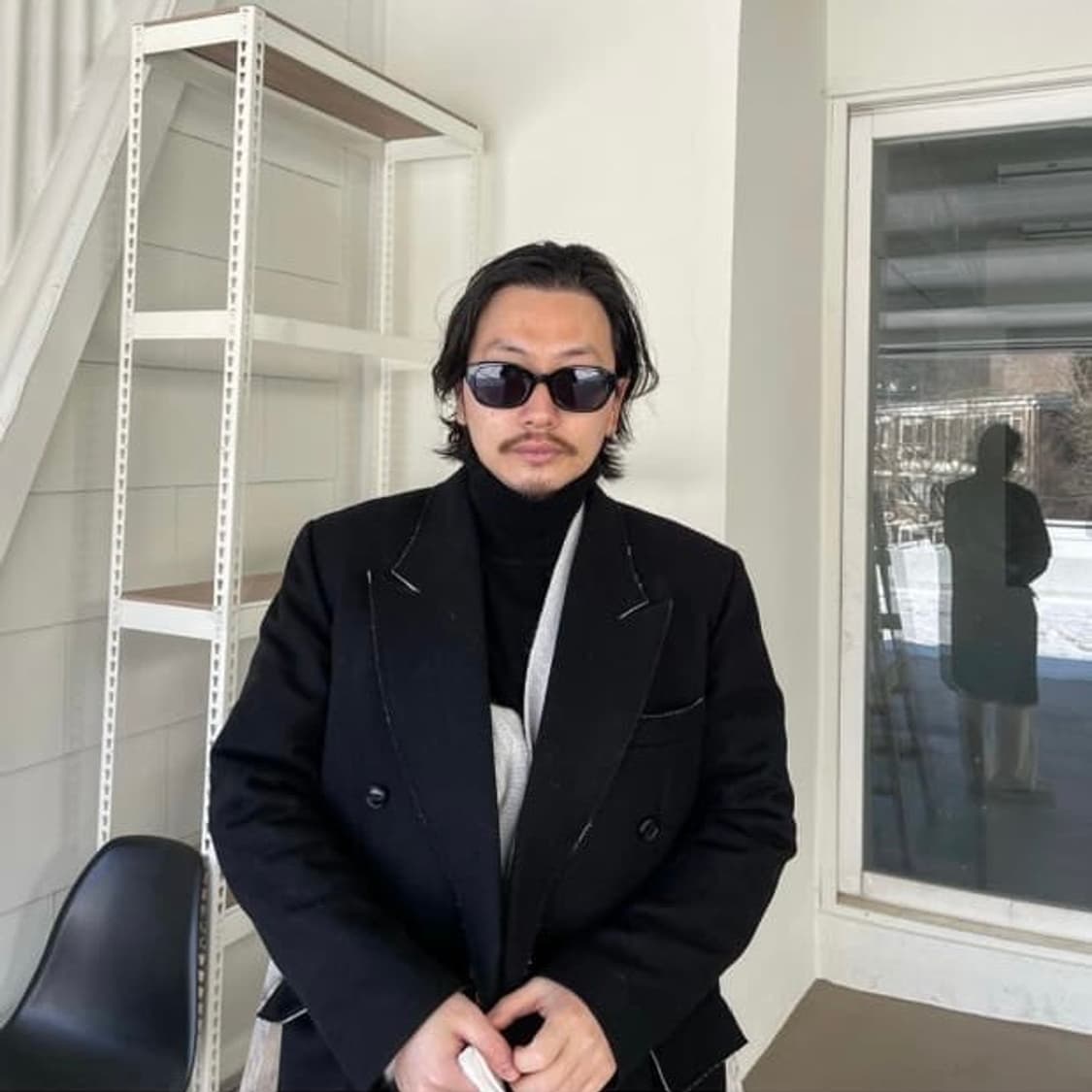 더 뮤지엄 비지터 블루밍 로우 엣지 울 코트 블랙 상품이미지2