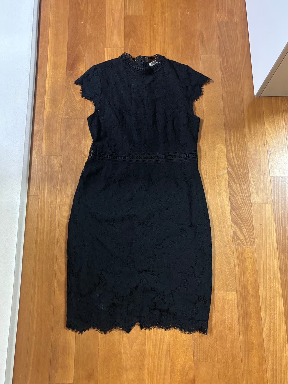 H&M의 레이스 하이넥 드레스 상품이미지1