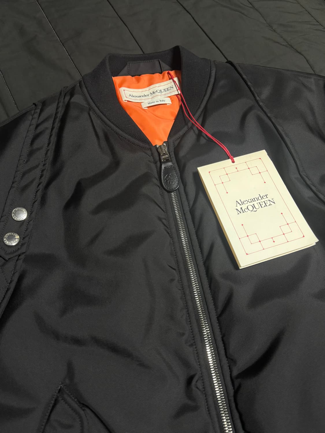 [새상품] 알렉산더 맥퀸 하네스 MA-1 봄버 자켓 블랙 (48) 상품이미지3