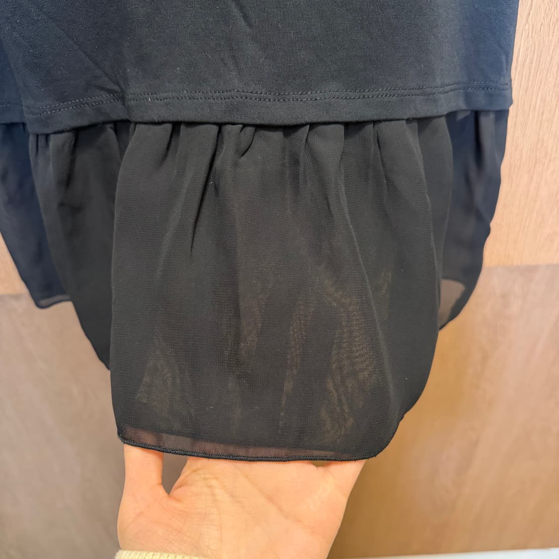 엑시즈팜 슬리브리스 티셔츠 백 크로스 레이스 스트랩 디테일 블랙 상품이미지6