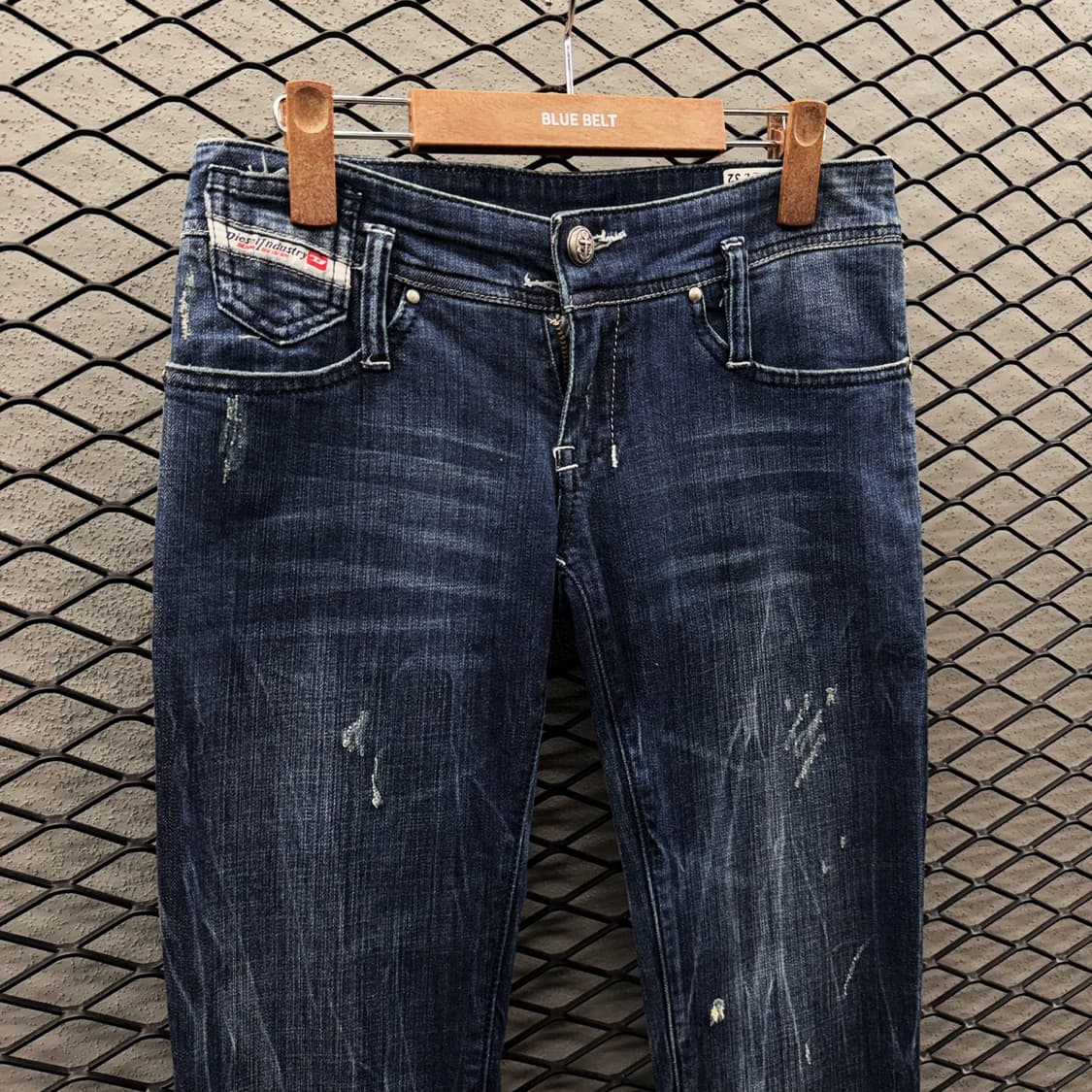 디젤 브러시 워싱 데님팬츠 디스트로이드 데미지 브랜드탭 디테일 슬림핏 상품이미지4