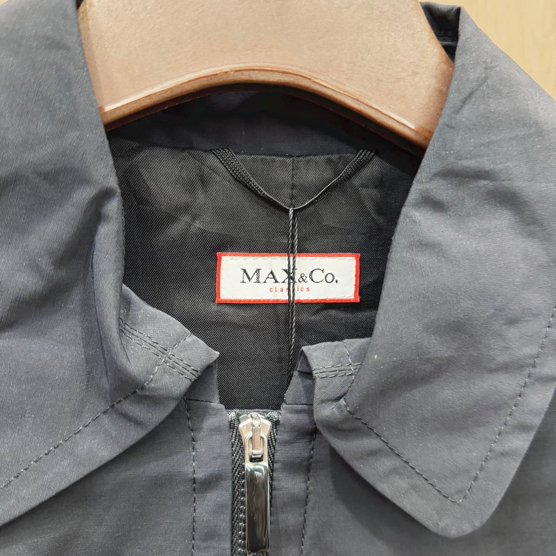 막스앤코 카라넥 롱 자켓 래글런 투웨이 지퍼 디테일 레귤러핏 블랙 상품이미지6