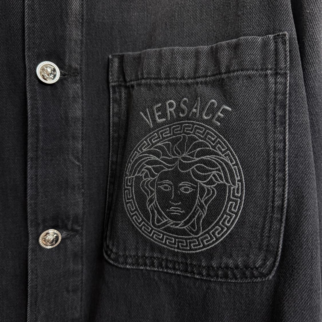 270만원, VERSACE 베르사체 블랙 데님 셔츠 자켓 새상품 상품이미지2