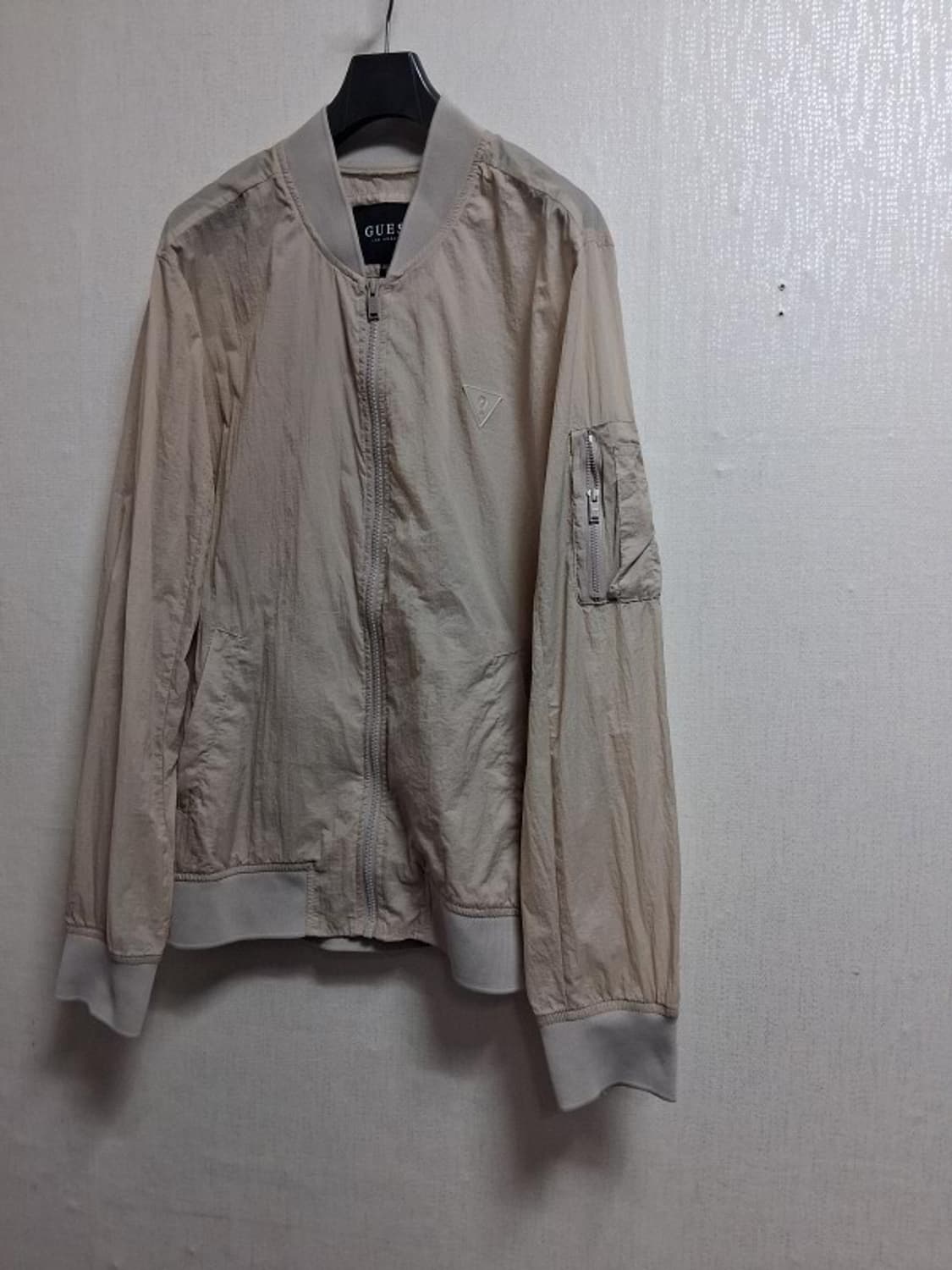  게스 베이지 바람막이점퍼 L
원산지 중국제 상품이미지1