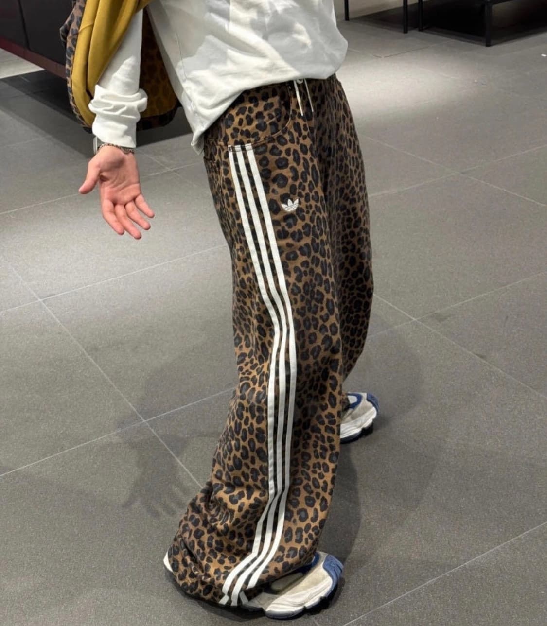 [30] 아디다스 오리지널 데님 루즈 레오파드 프린트 상품이미지1