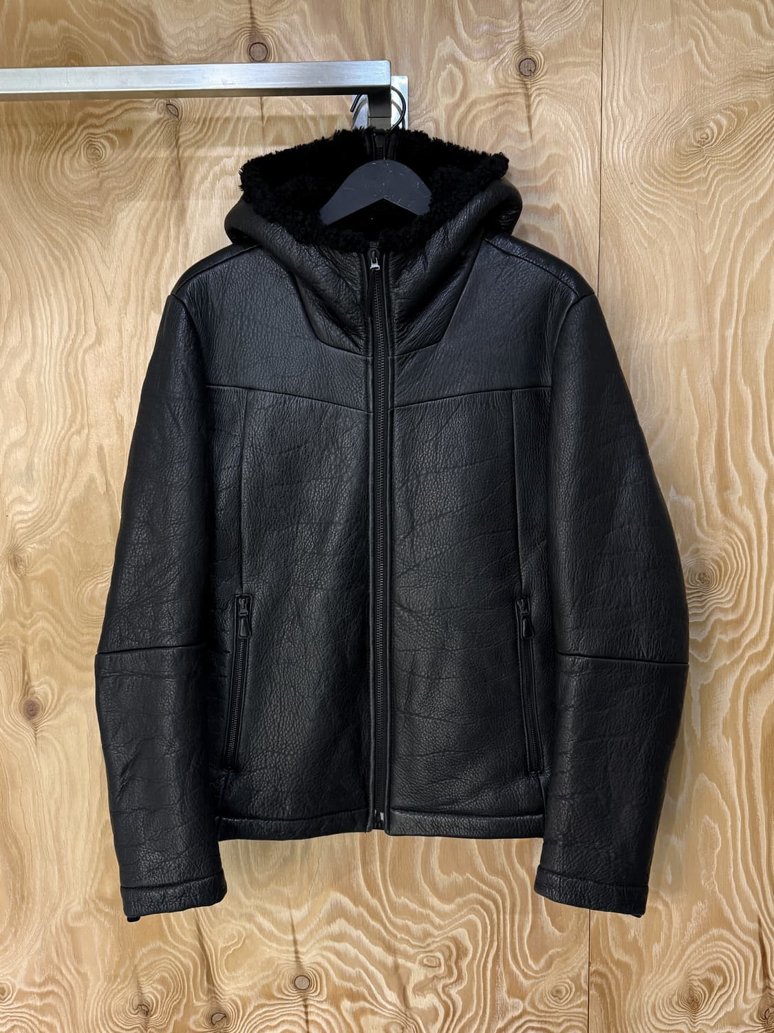 띠어리 10FW 시어링 레더 후드 무스탕 상품이미지1