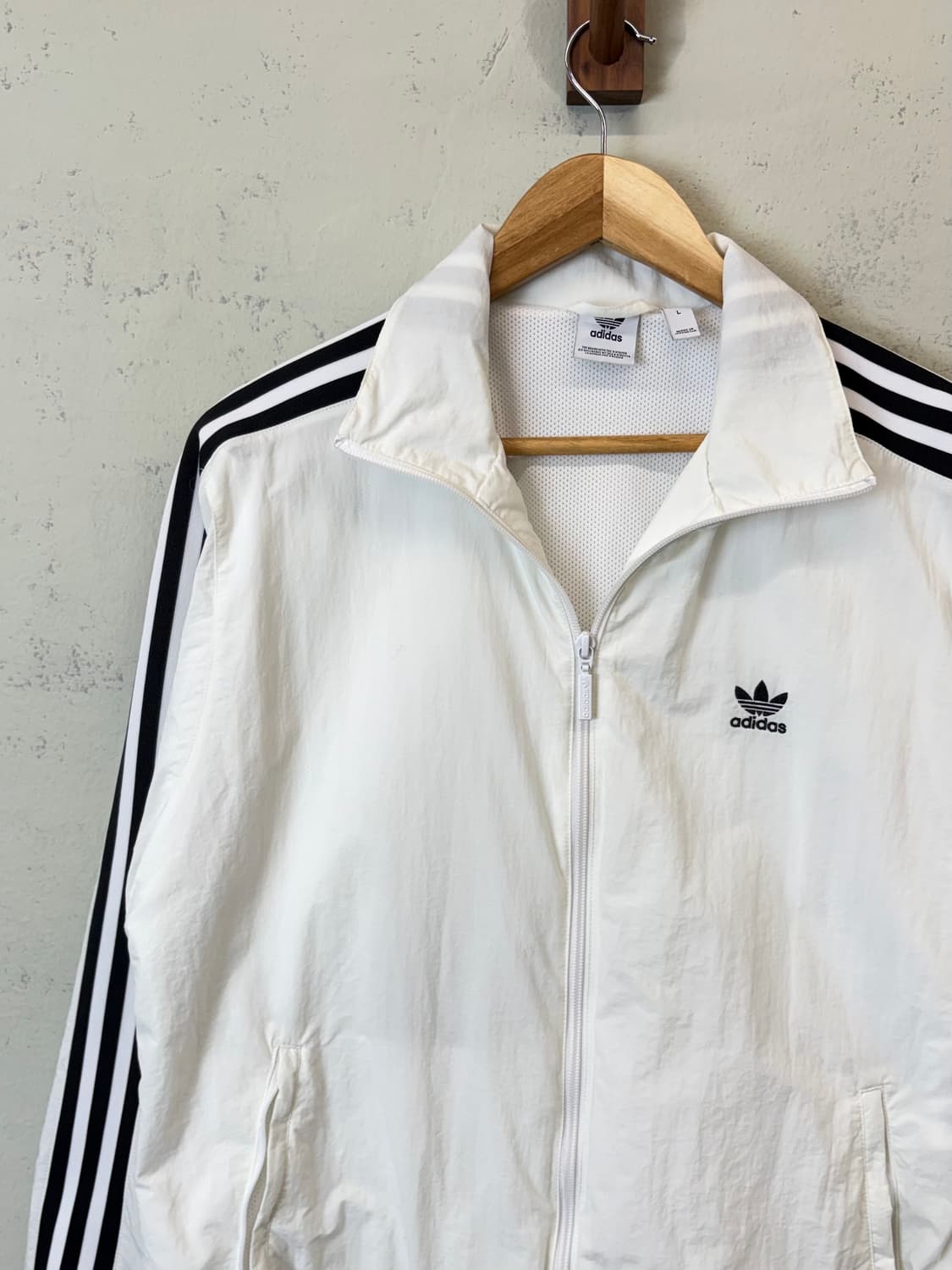 아디다스 화이트 나일론 우븐 삼선 바람막이 상품이미지5