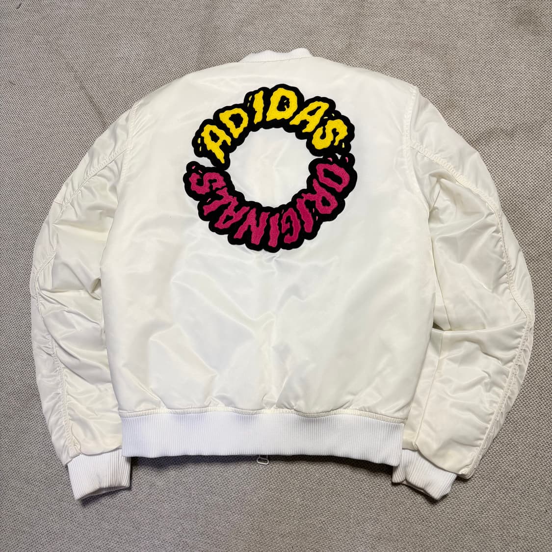 아디다스 화이트 패치 봄버 자켓 상품이미지8