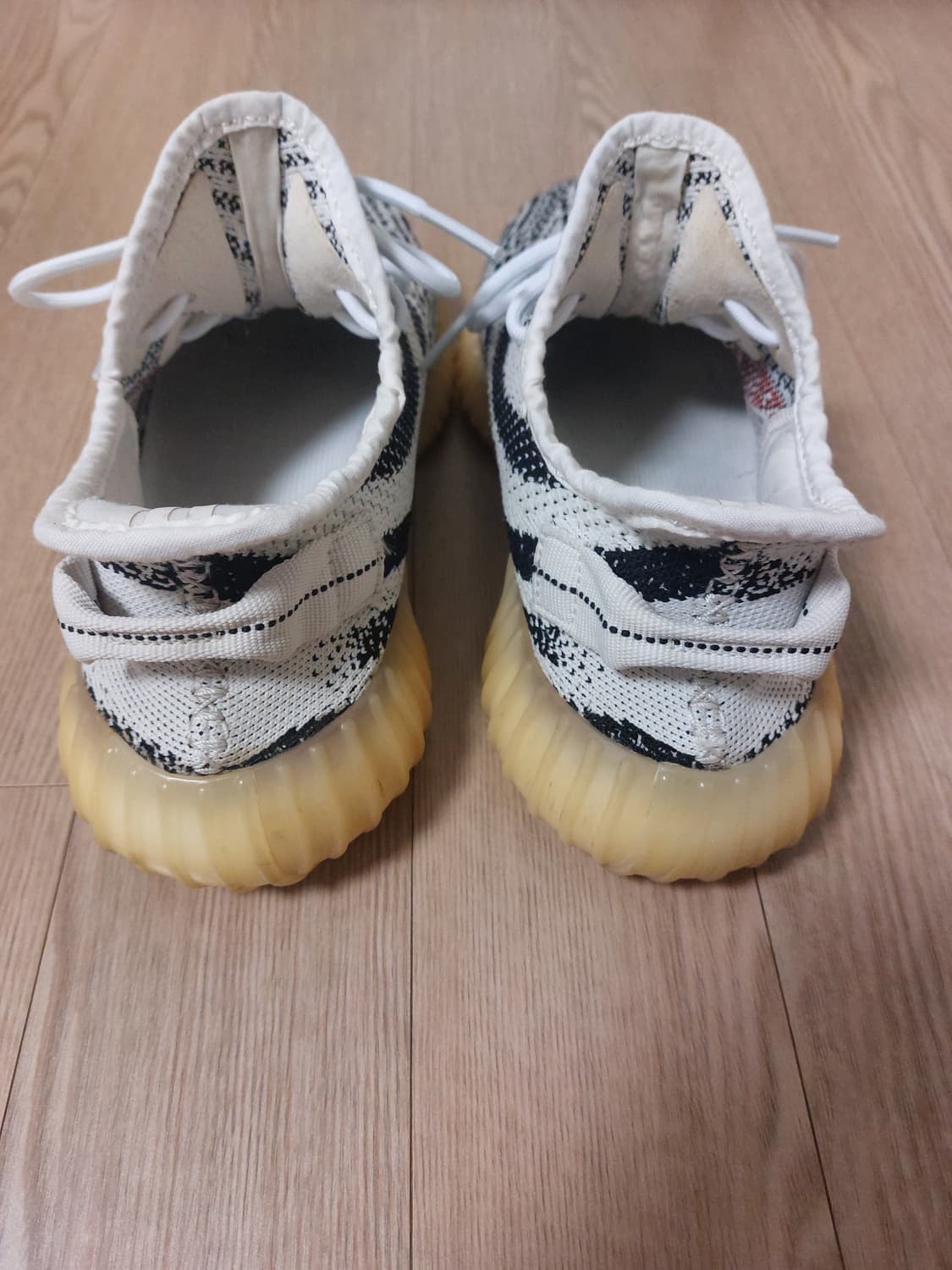 아디다스 이지 부스트 350 V2 지브라 상품이미지5