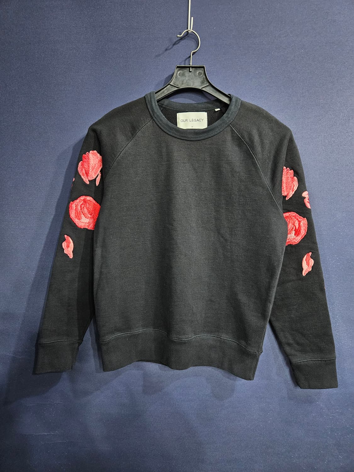 아워레가시 로즈자수 블랙 남성 세미오버핏 95 맨투맨  상품이미지1