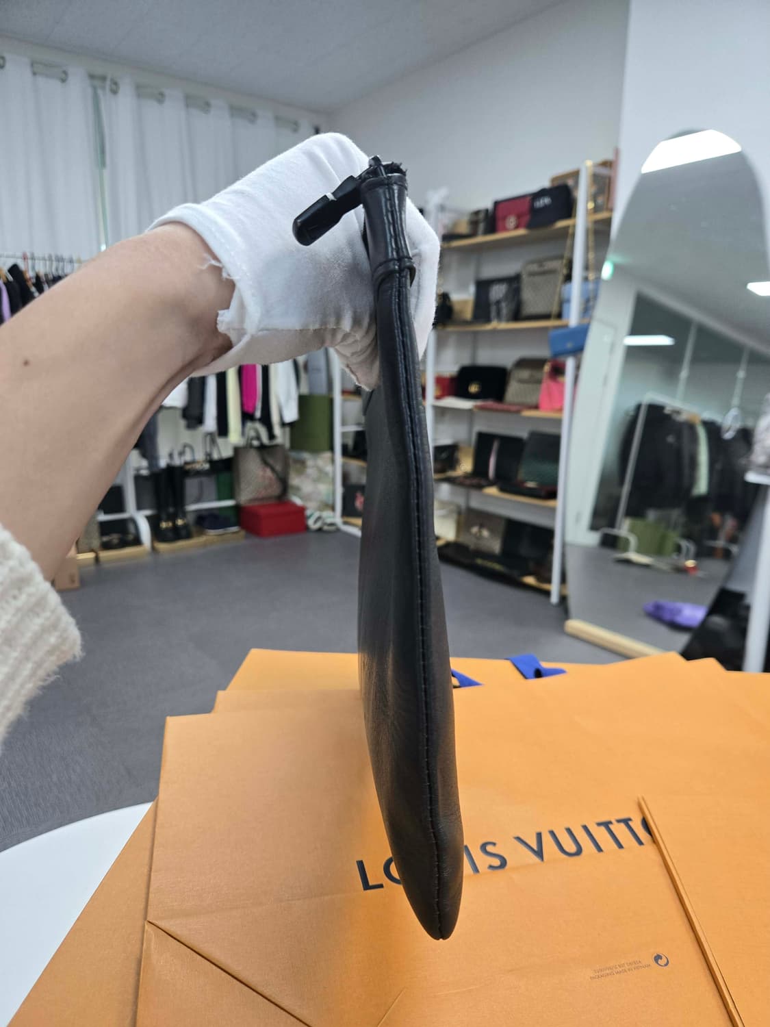 [40%할인] 루이비통 포쉐트 쉐도우 클러치백 상품이미지5