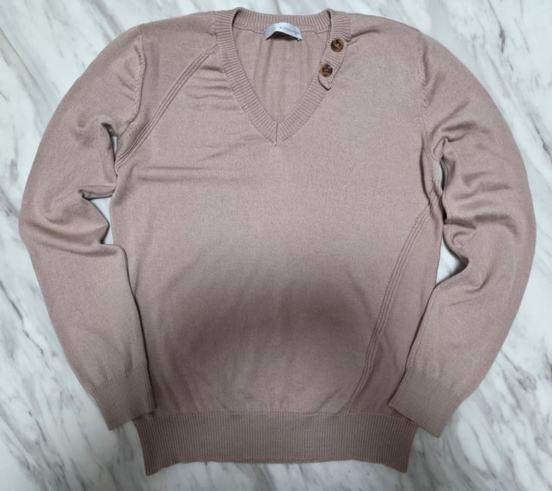 우영미 비대칭 버튼 브이넥 니트 상품이미지1