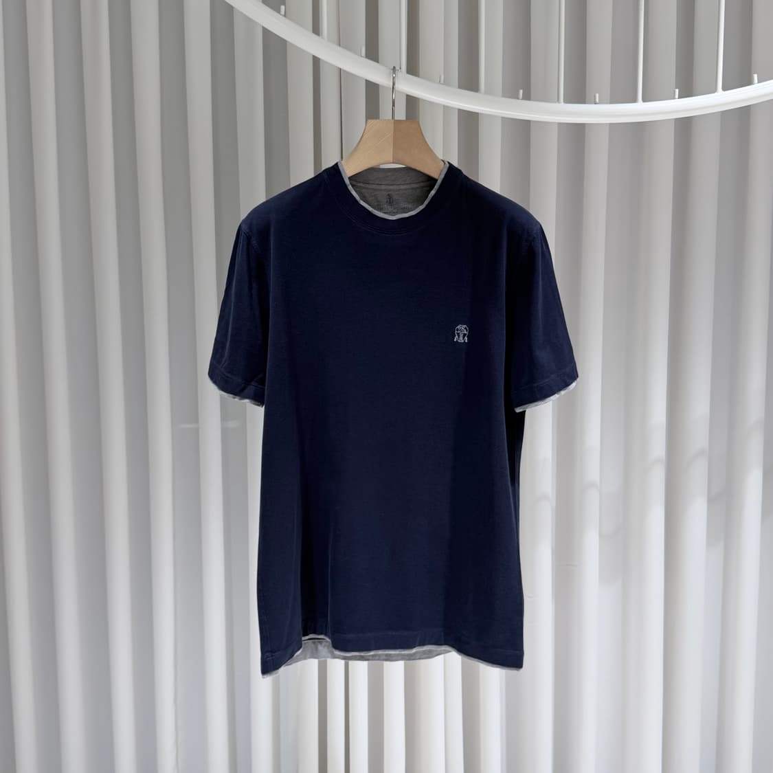 (A+/L) / 브루넬로쿠치넬 로고 프린트 레이어드 반팔 티셔츠 네이비 상품이미지1