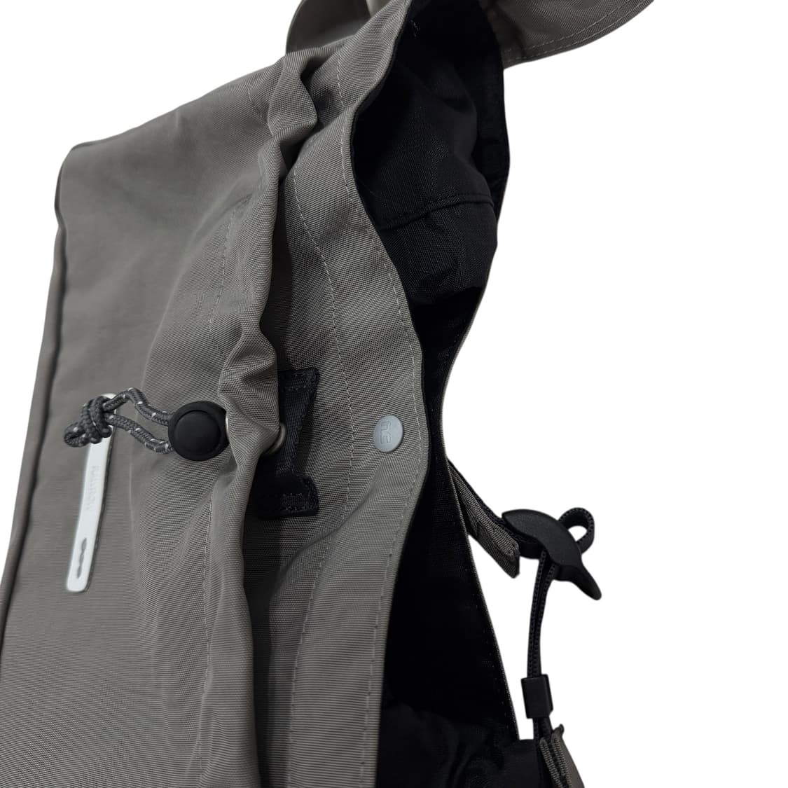 로우로우 나일론 복조리 스트링 포켓 크로스백 가방 그레이 상품이미지3