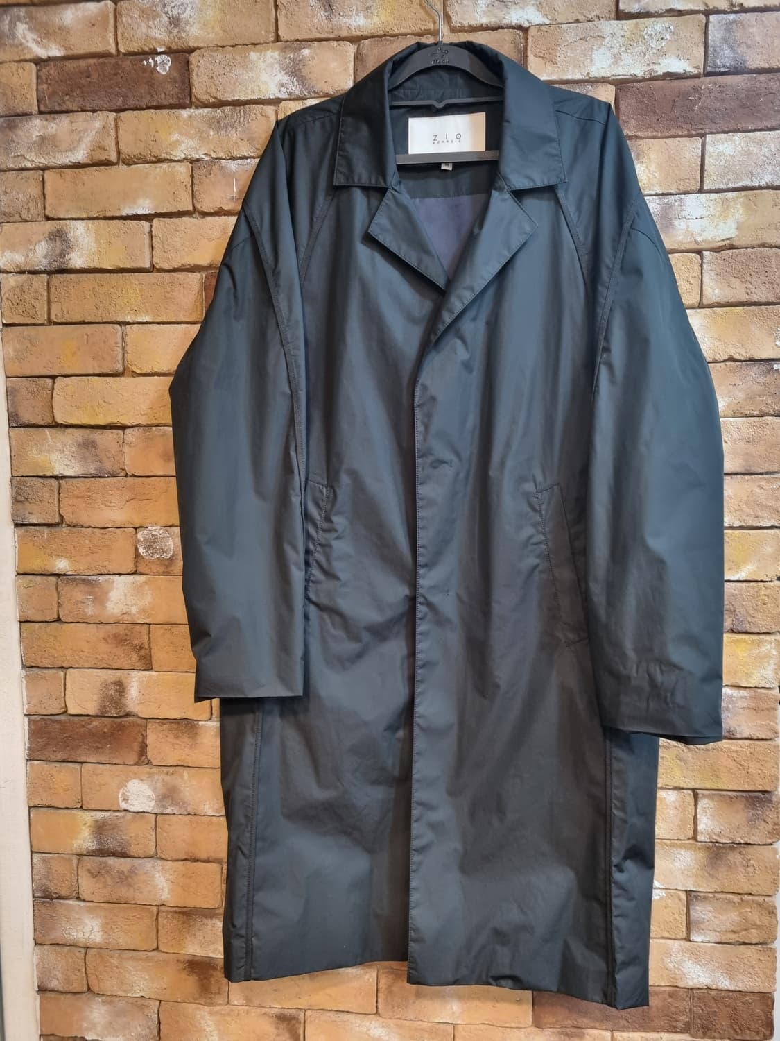 송지오 옴므의 깔끔한 블랙 트렌치코트 상품이미지1