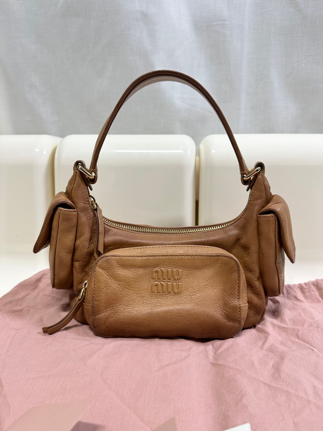 [정품 25년신상] 미우미우 포켓 숄더 호보백 상품이미지4