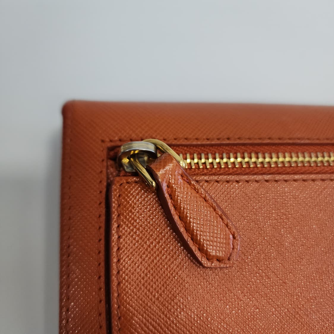 상태최상 프라다 메탈 로고 사피아노 장지갑 다크오렌지 상품이미지4