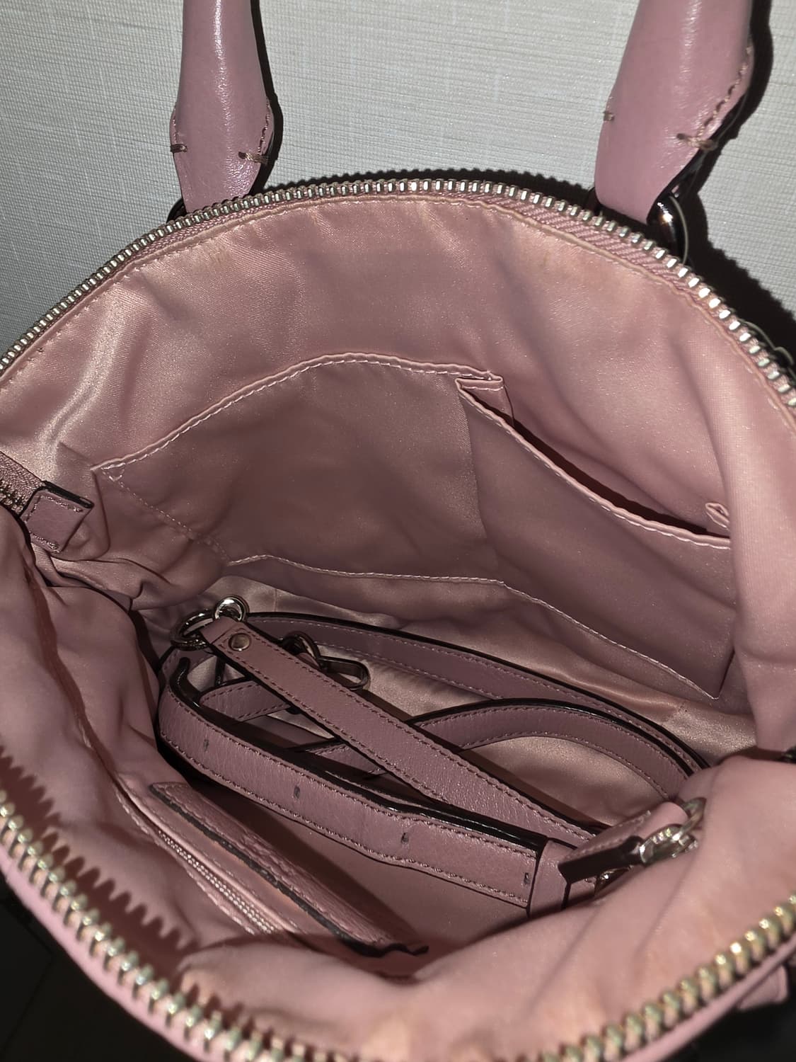 pink❤️coach pink cross bag 상품이미지5