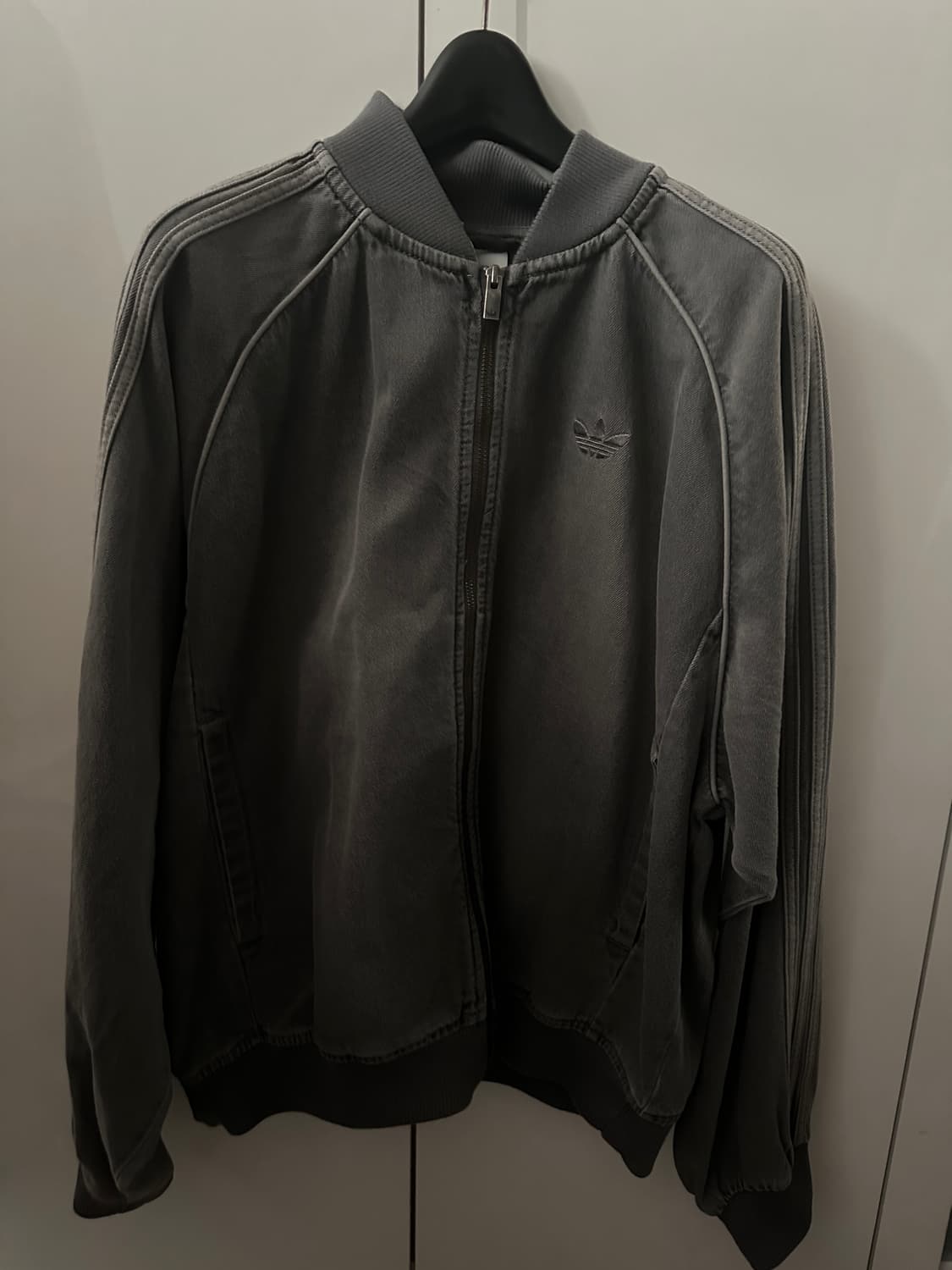 (아디다스) (SST 아디컬러 루즈 SST 데님 블랙 워시 자켓) (M) 상품이미지1