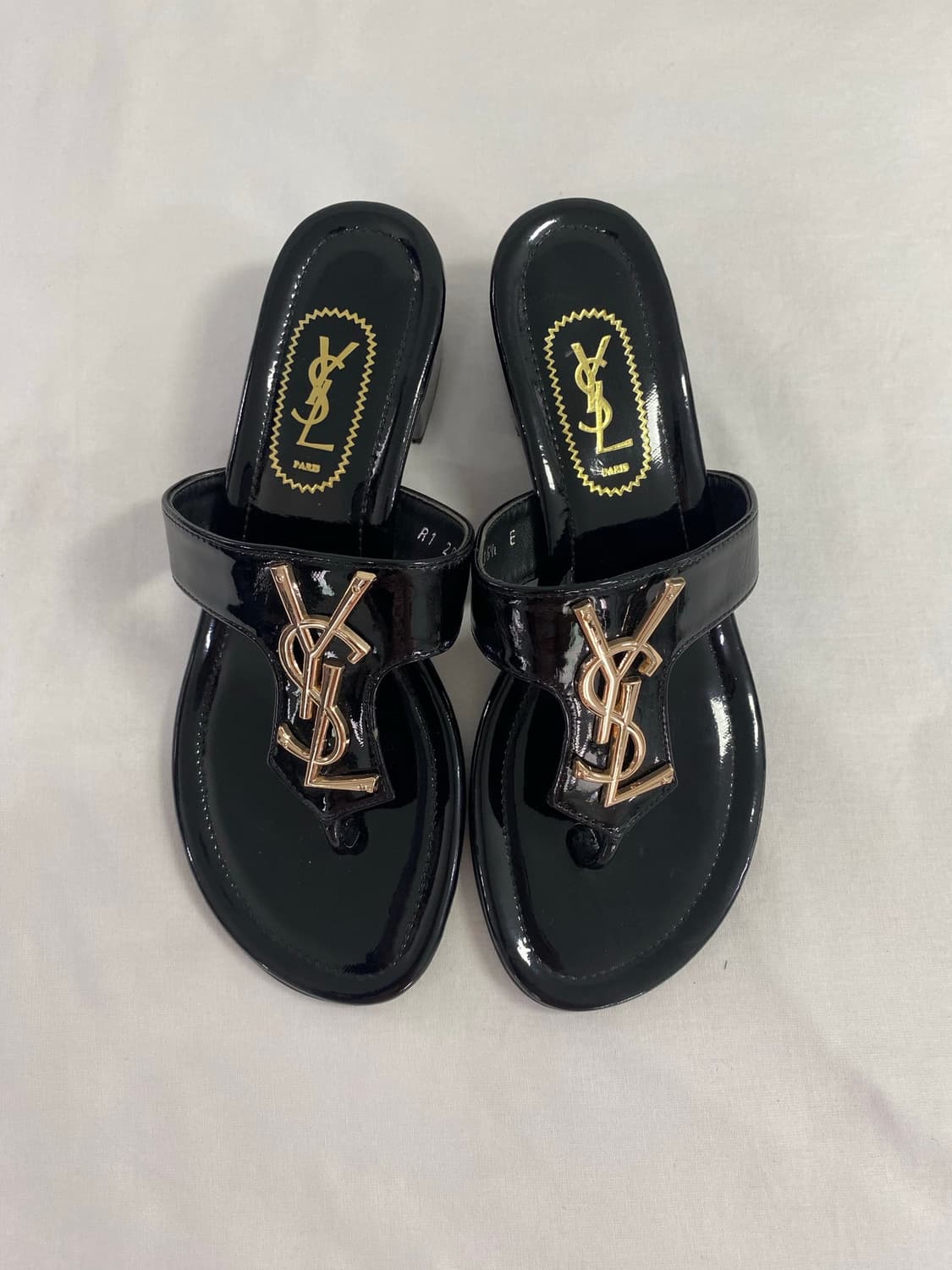 생로랑 YSL 카산드라 페이턴트 레더 샌들 235 <23> 상품이미지1