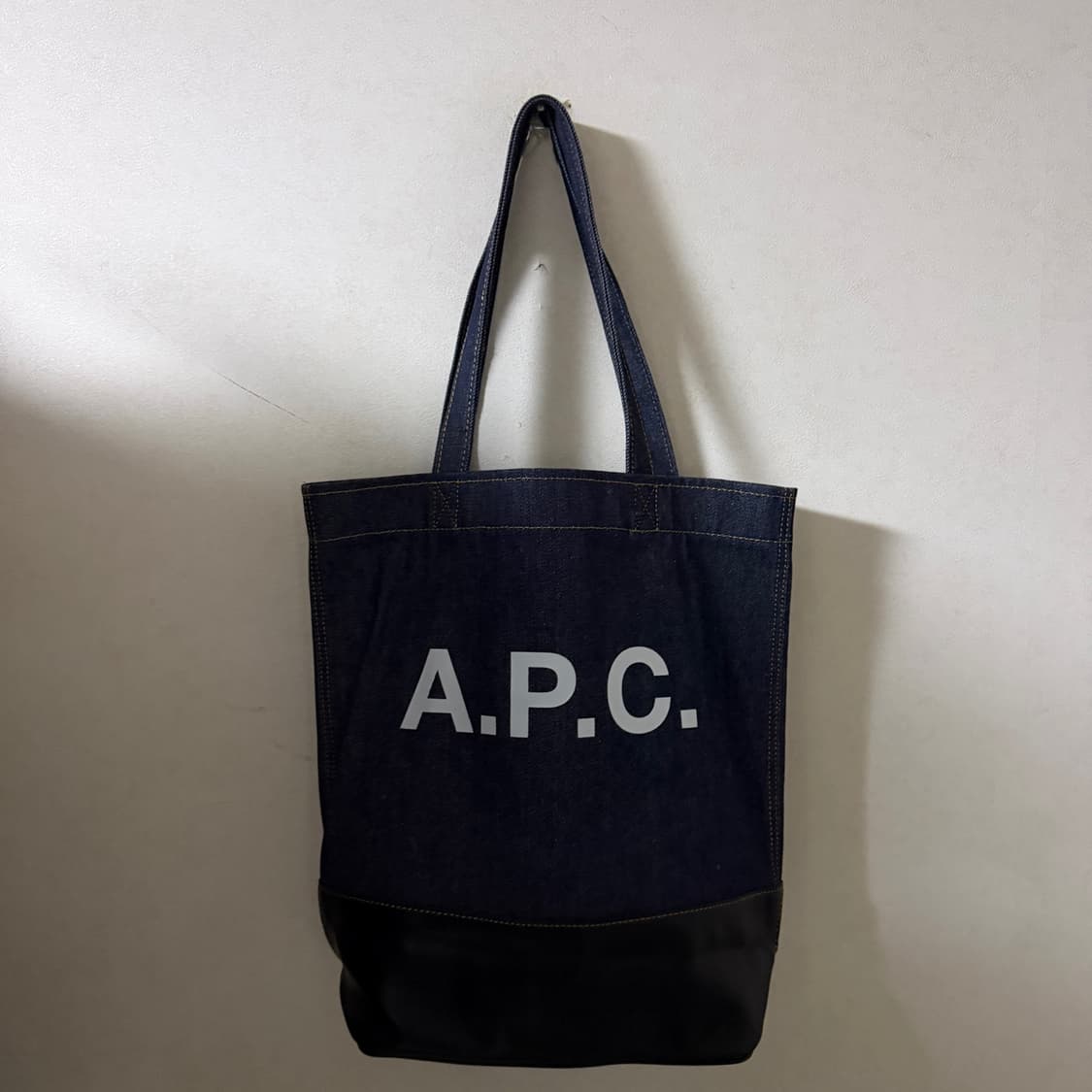 A.P.C 아페쎄 가죽배색 데님 토트백 상품이미지1
